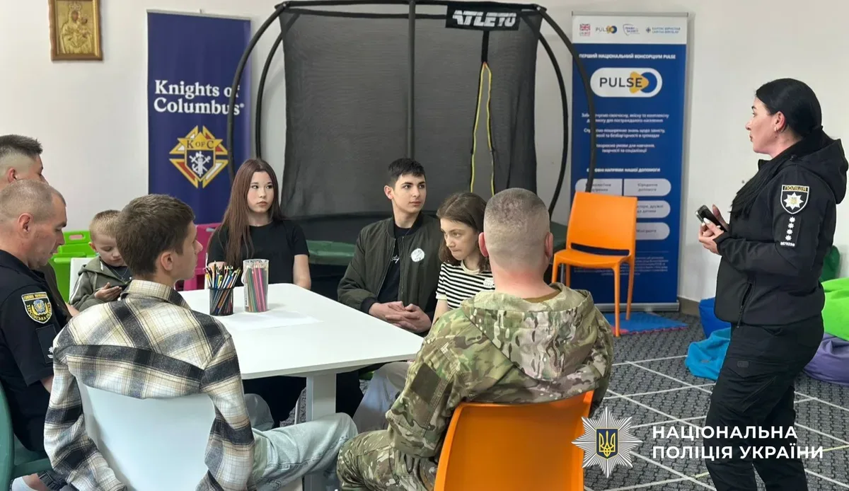 Діти створюють вишиванки з поліцейськими та благодійниками у Бериславському районі до Дня вишиванки. 4