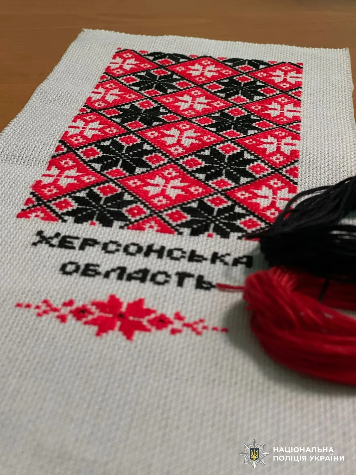 Діти створюють вишиванки з поліцейськими та благодійниками у Бериславському районі до Дня вишиванки. 9