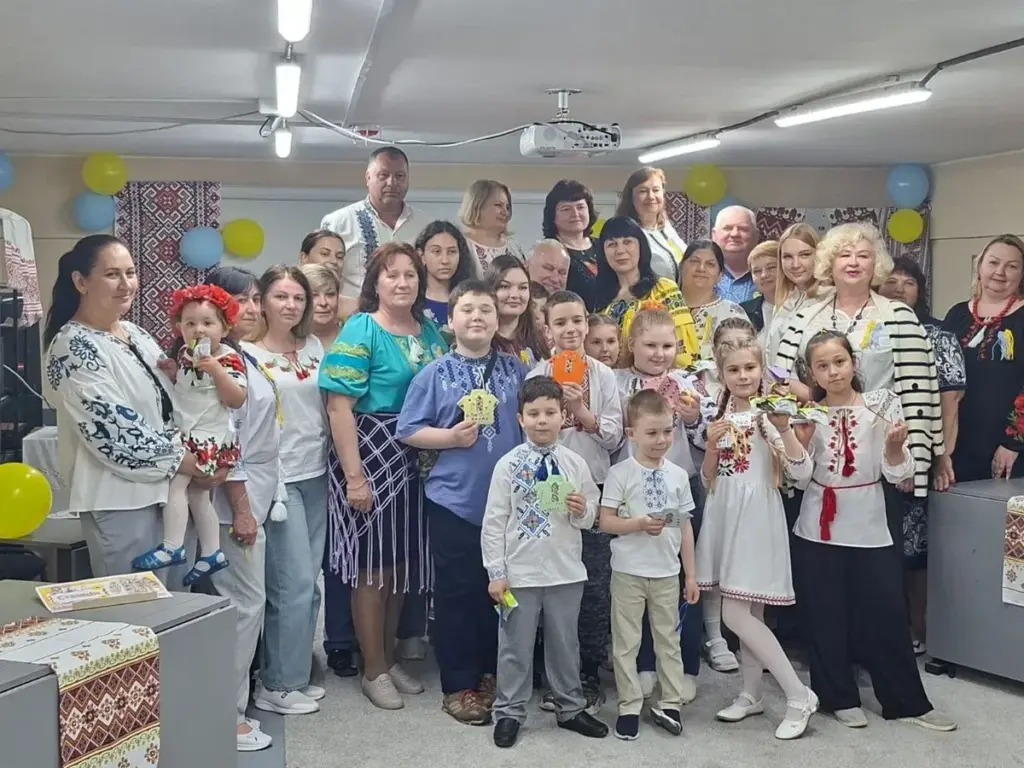 Діти у Херсоні отримали подарунки до Дня вишиванки