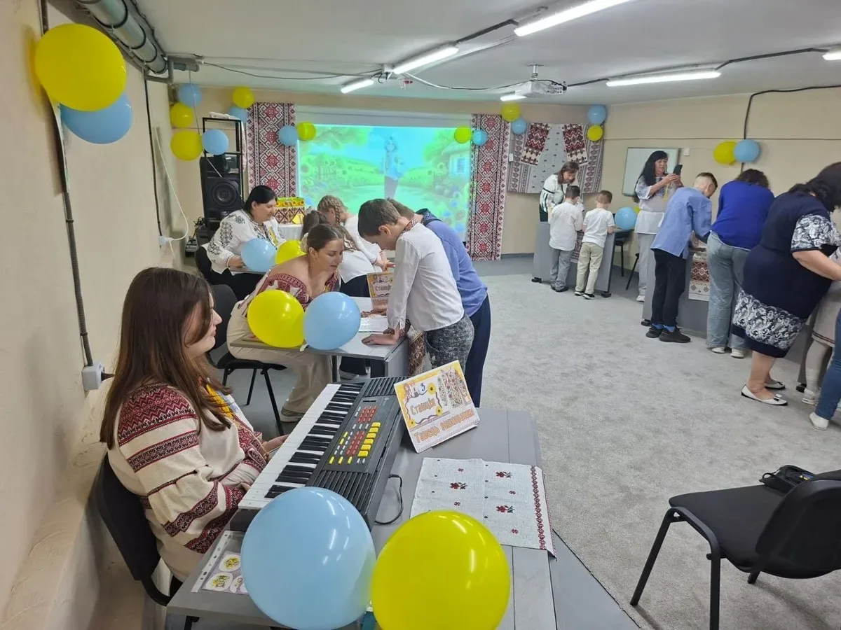Діти у Херсоні отримують подарунки на святі до Дня вишиванки 1