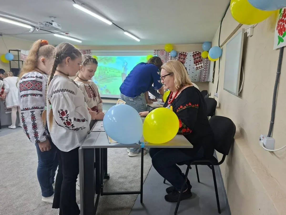 Діти у Херсоні отримують подарунки на святі до Дня вишиванки 2