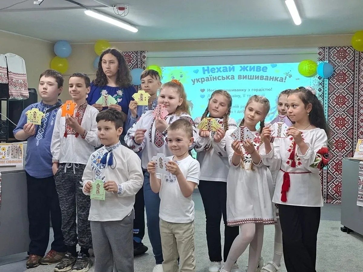 Діти у Херсоні отримують подарунки на святі до Дня вишиванки 3