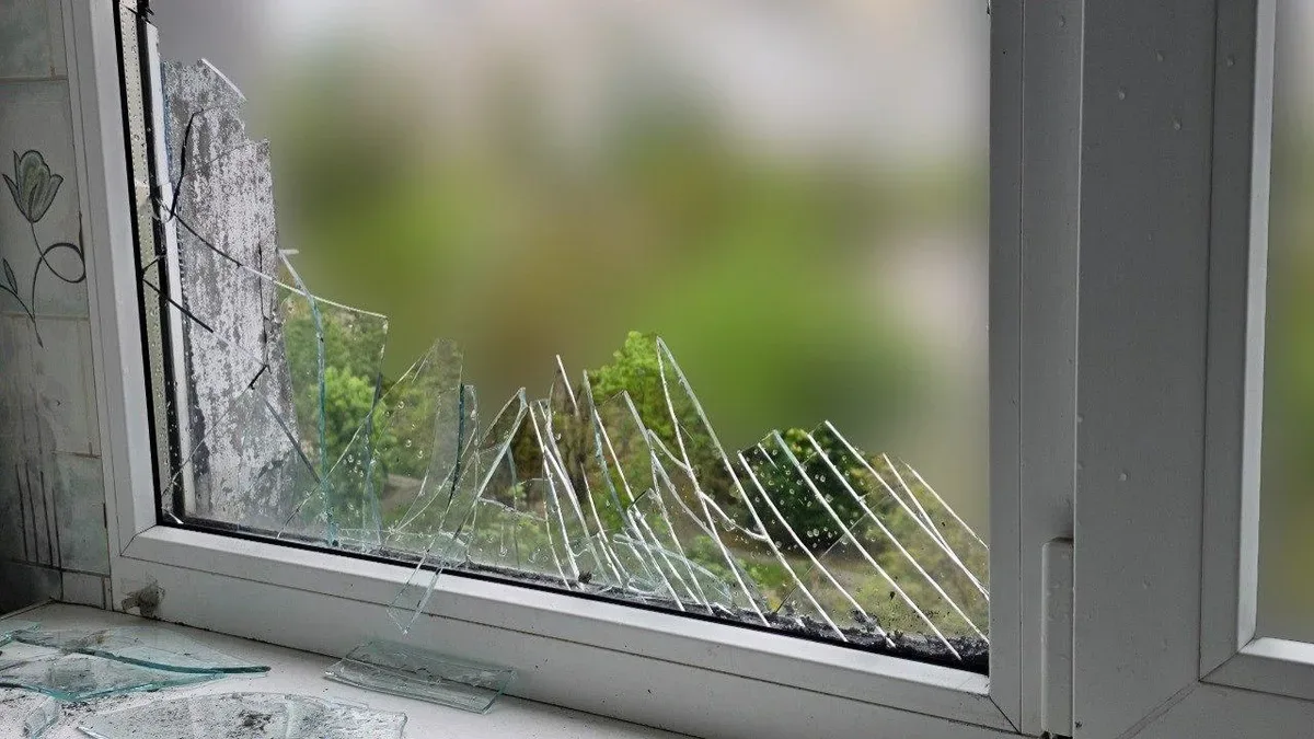 Рятувальники надають допомогу постраждалим після атаки дронів у Херсоні 1