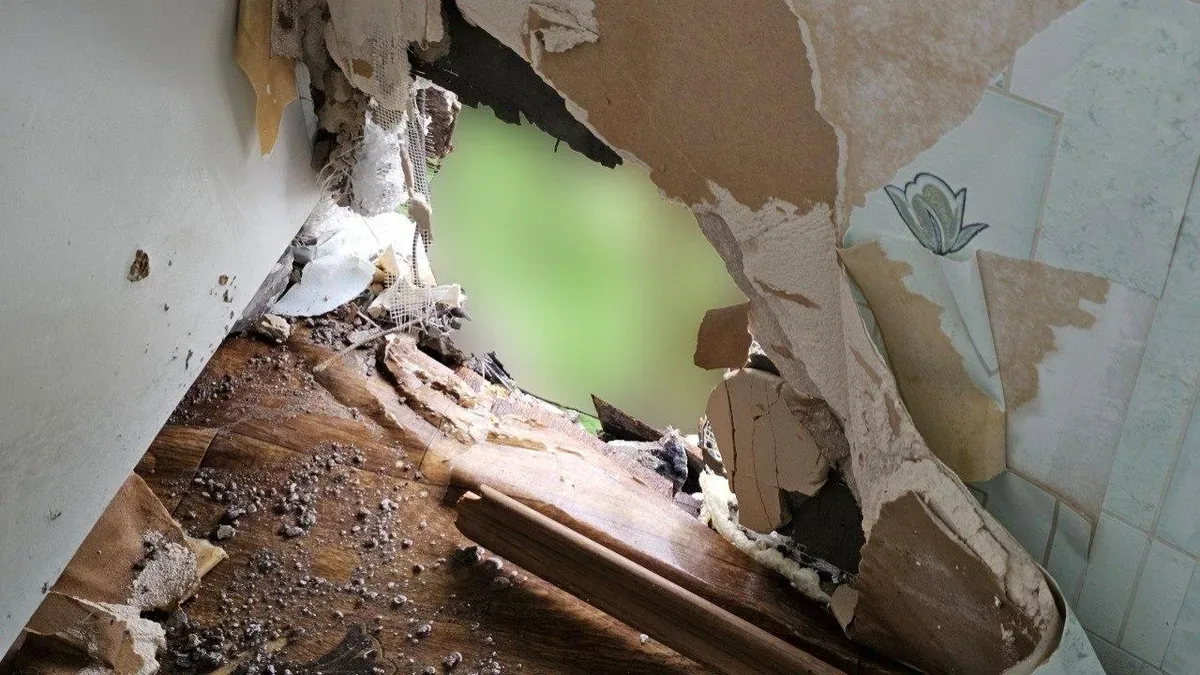 Рятувальники надають допомогу постраждалим після атаки дронів у Херсоні 2
