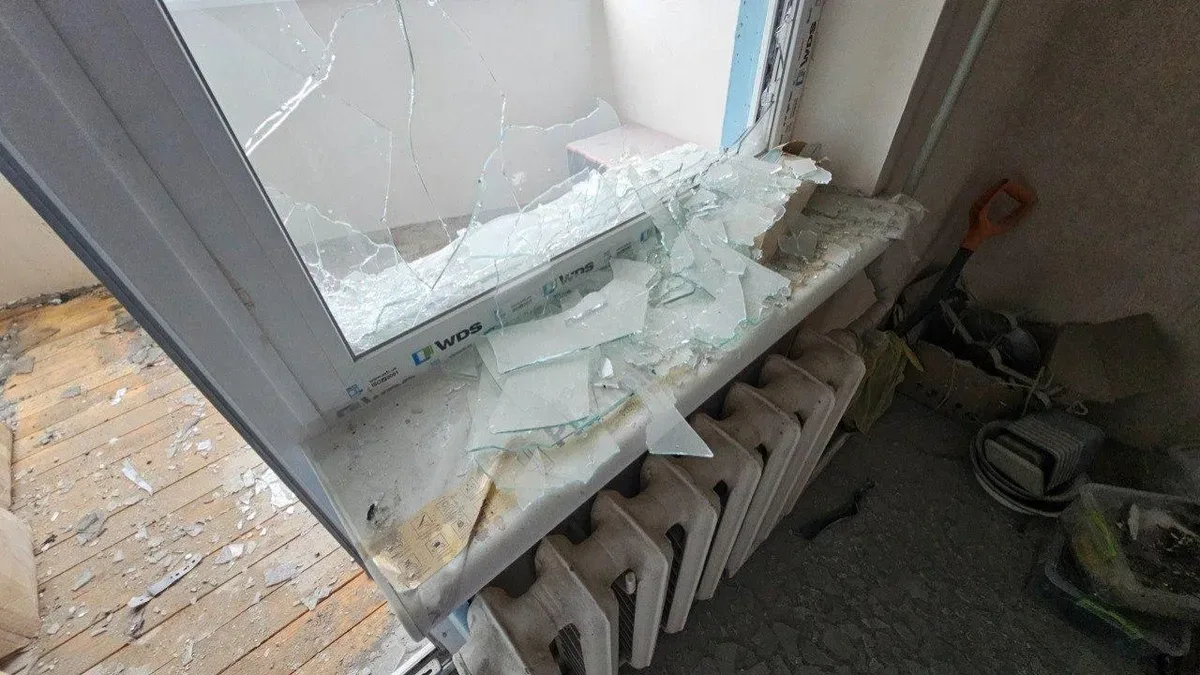 Рятувальники надають допомогу постраждалим після атаки дронів у Херсоні 3