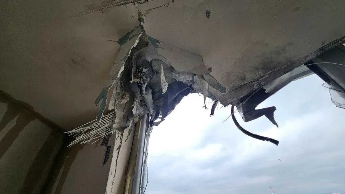 Рятувальники надають допомогу постраждалим після атаки дронів у Херсоні 4