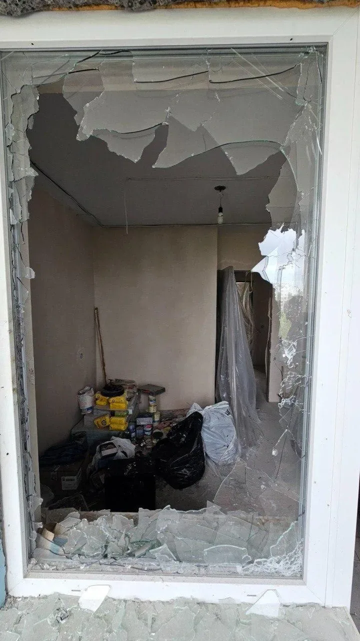 Рятувальники надають допомогу постраждалим після атаки дронів у Херсоні 5