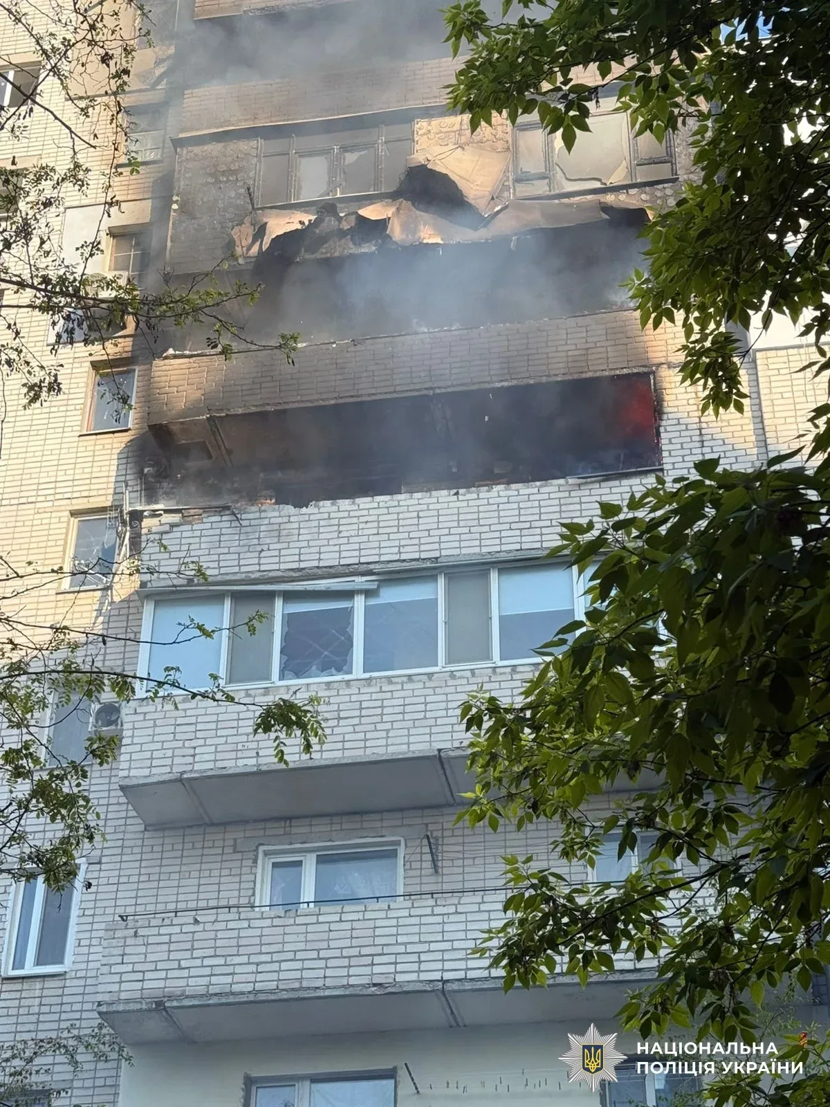 Наслідки російських обстрілів у Херсоні: пошкоджені будинки, працюють правоохоронці 2