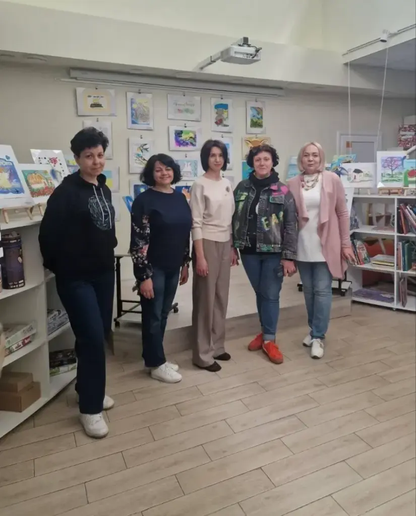 Дитячі малюнки херсонців представили на виставці у Миколаєві