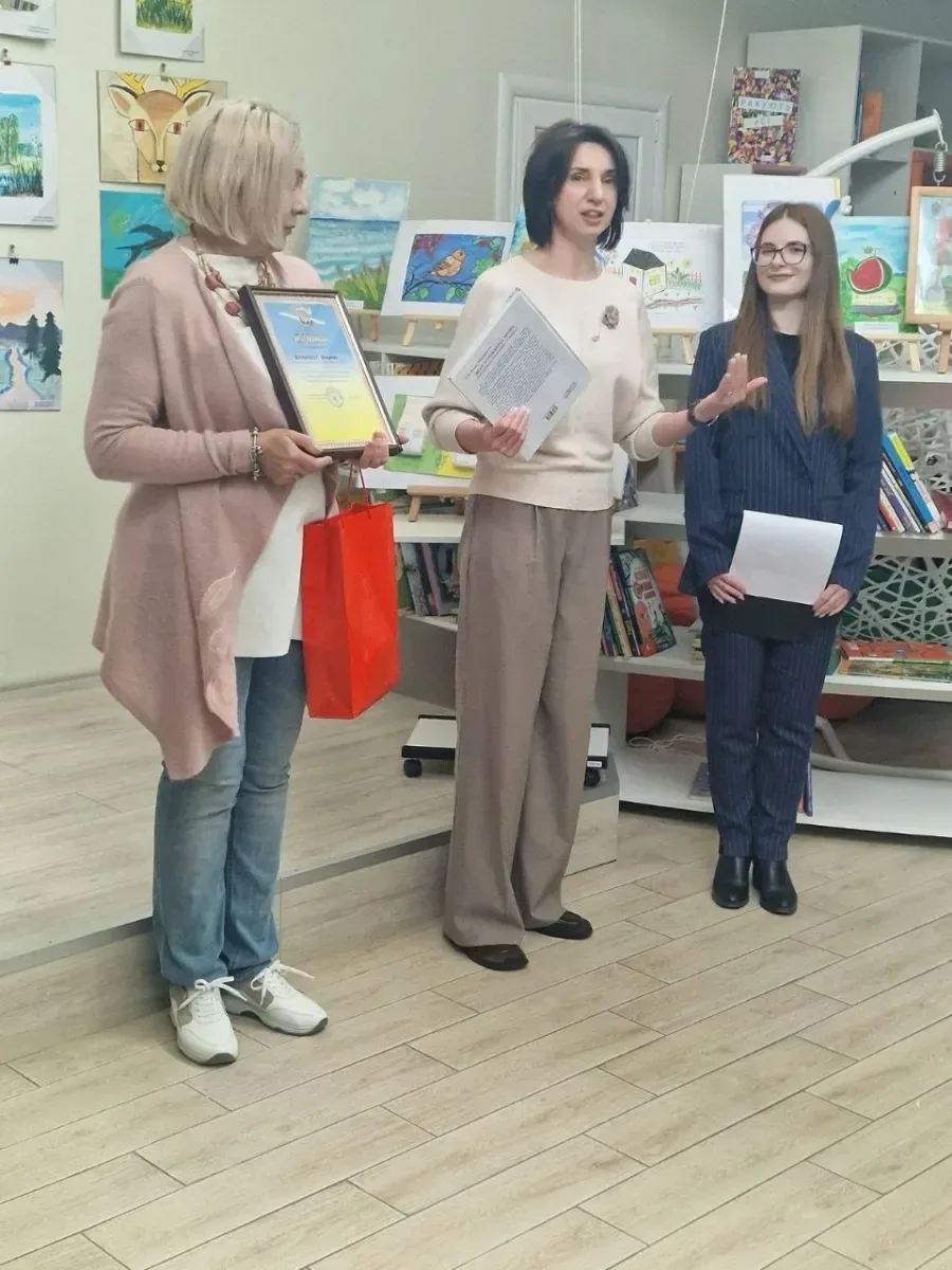 Дитячі малюнки херсонців на виставці у Миколаєві, що відображають їхні переживання, мрії та вдячність 2