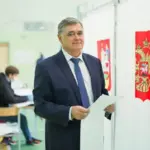 Михайло Родіков під час публічного виступу або в залі суду, ілюструючи вирок за колабораціонізм та посягання на територіальну цілісність
