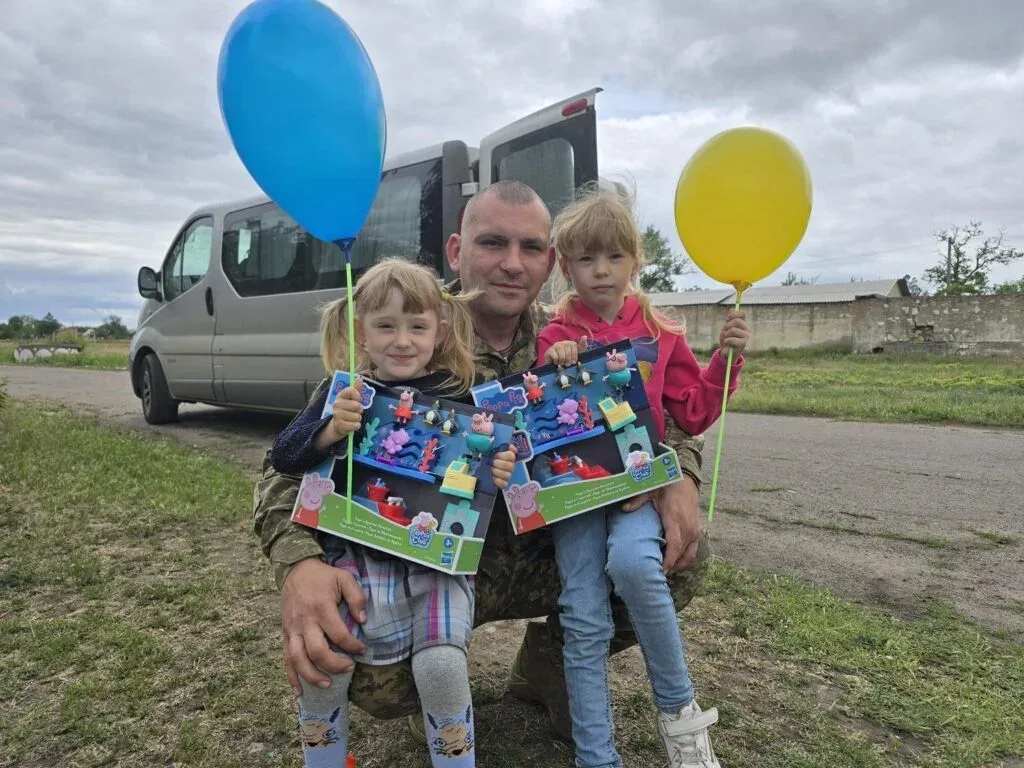 Фахівці ЦВС допомагають евакуювати мирних жителів з прибережних територій Херсонщини під час обстрілів. 1