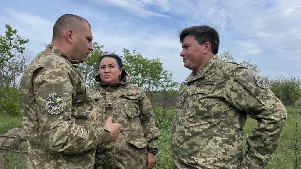 Фахівці ЦВС допомагають евакуювати мирних жителів з прибережних територій Херсонщини під час обстрілів. 2