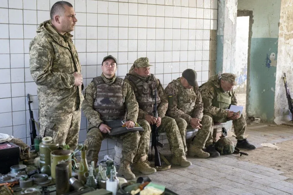 Фахівці ЦВС допомагають евакуювати мирних жителів з прибережних територій Херсонщини під час обстрілів. 4