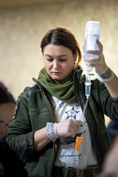 Бойова медикиня Ксенія "Гарпія" з Нової Каховки у формі ЗСУ, яка рятує людей та навчає тактичній медицині. 2