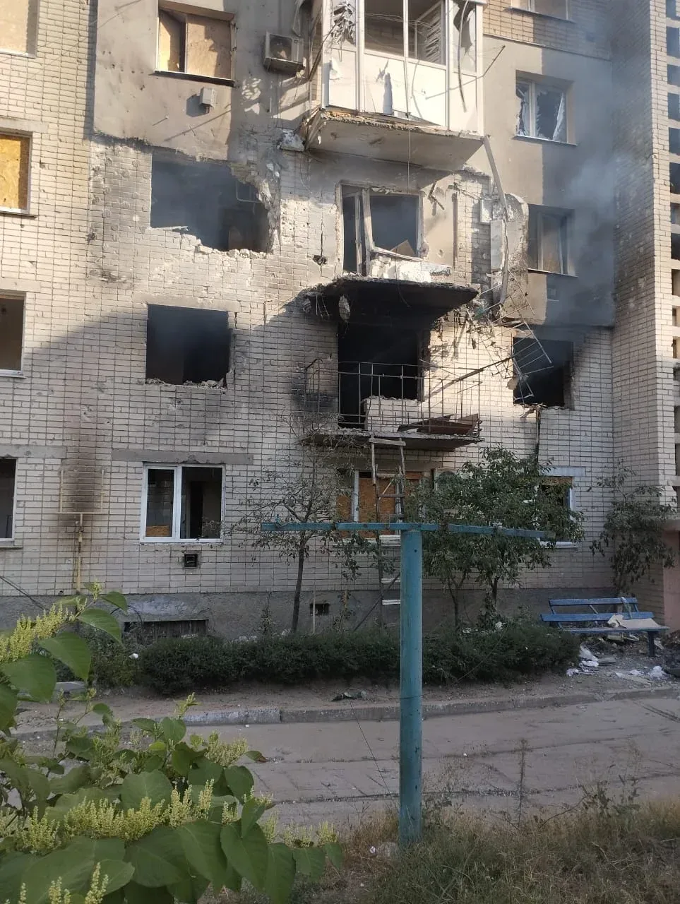 Зруйнована будівля в Голій Пристані, Херсонська область, на тлі похмурого неба 4
