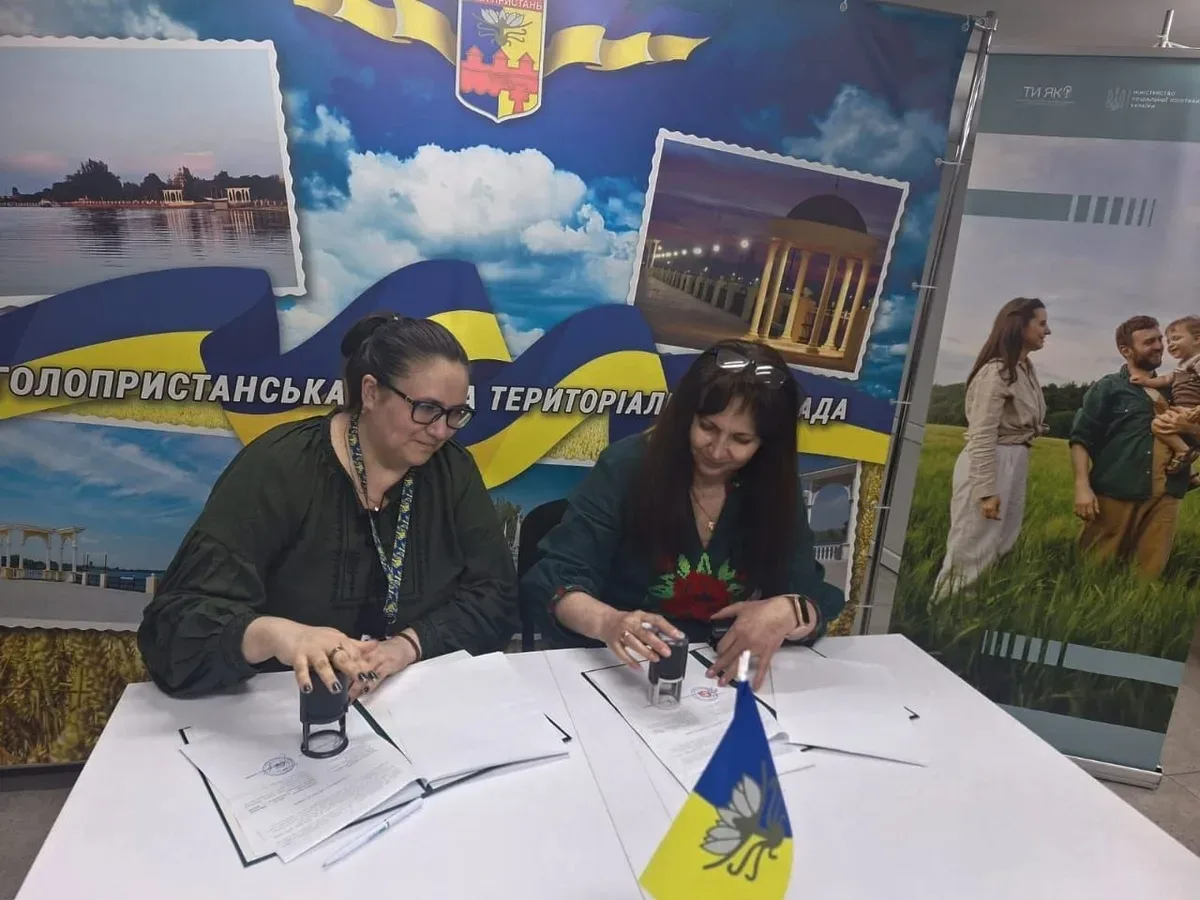 Представники Голопристанської громади підписують Меморандум про співпрацю. 2