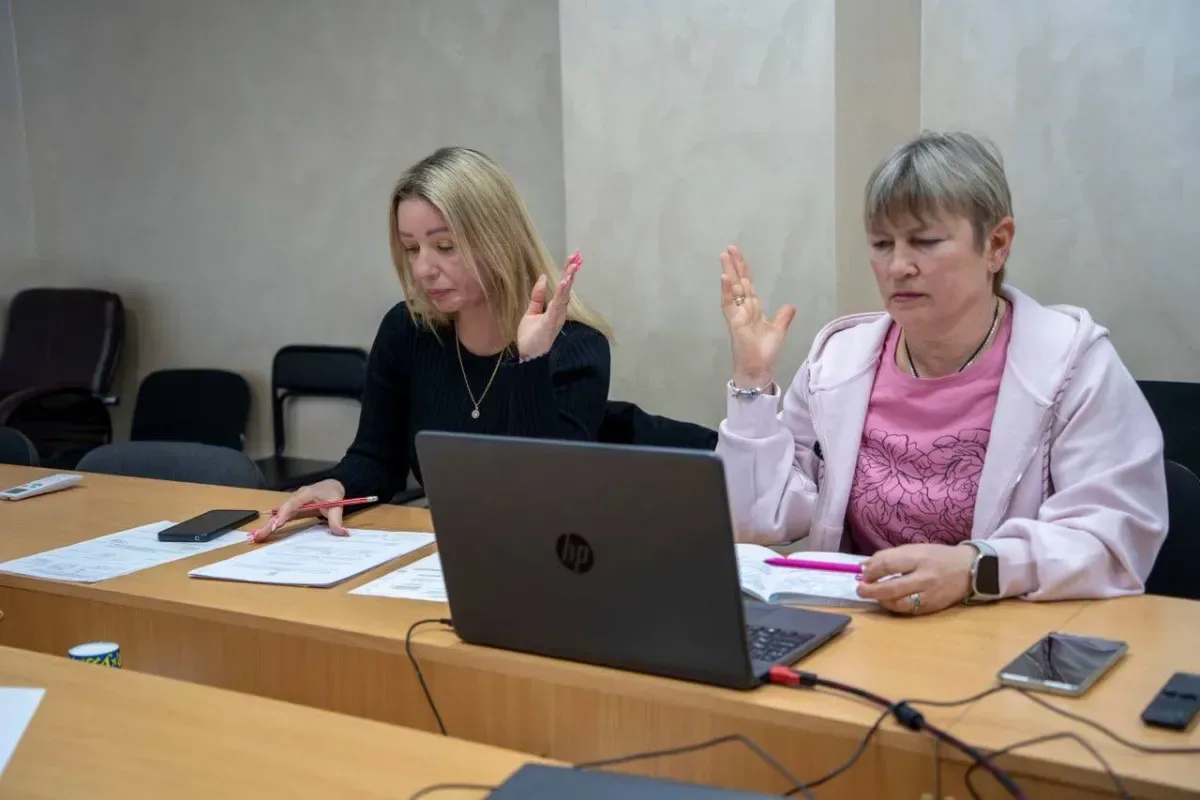 Учасники засідання гуманітарного штабу Херсонської МВА ухвалюють рішення щодо підтримки громади. 1