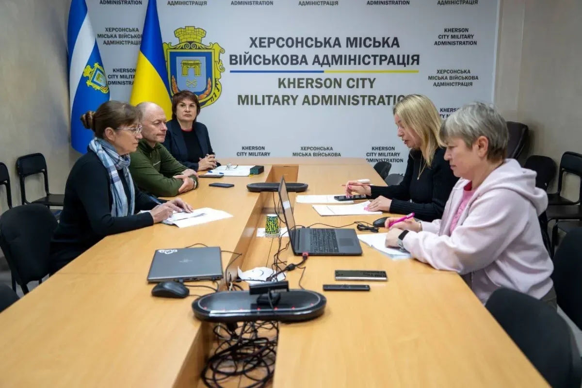 Учасники засідання гуманітарного штабу Херсонської МВА ухвалюють рішення щодо підтримки громади. 4