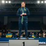 Ігор Левицький з Херсона, військовослужбовець, тримає срібну медаль на «Іграх ветеранів», нагородження