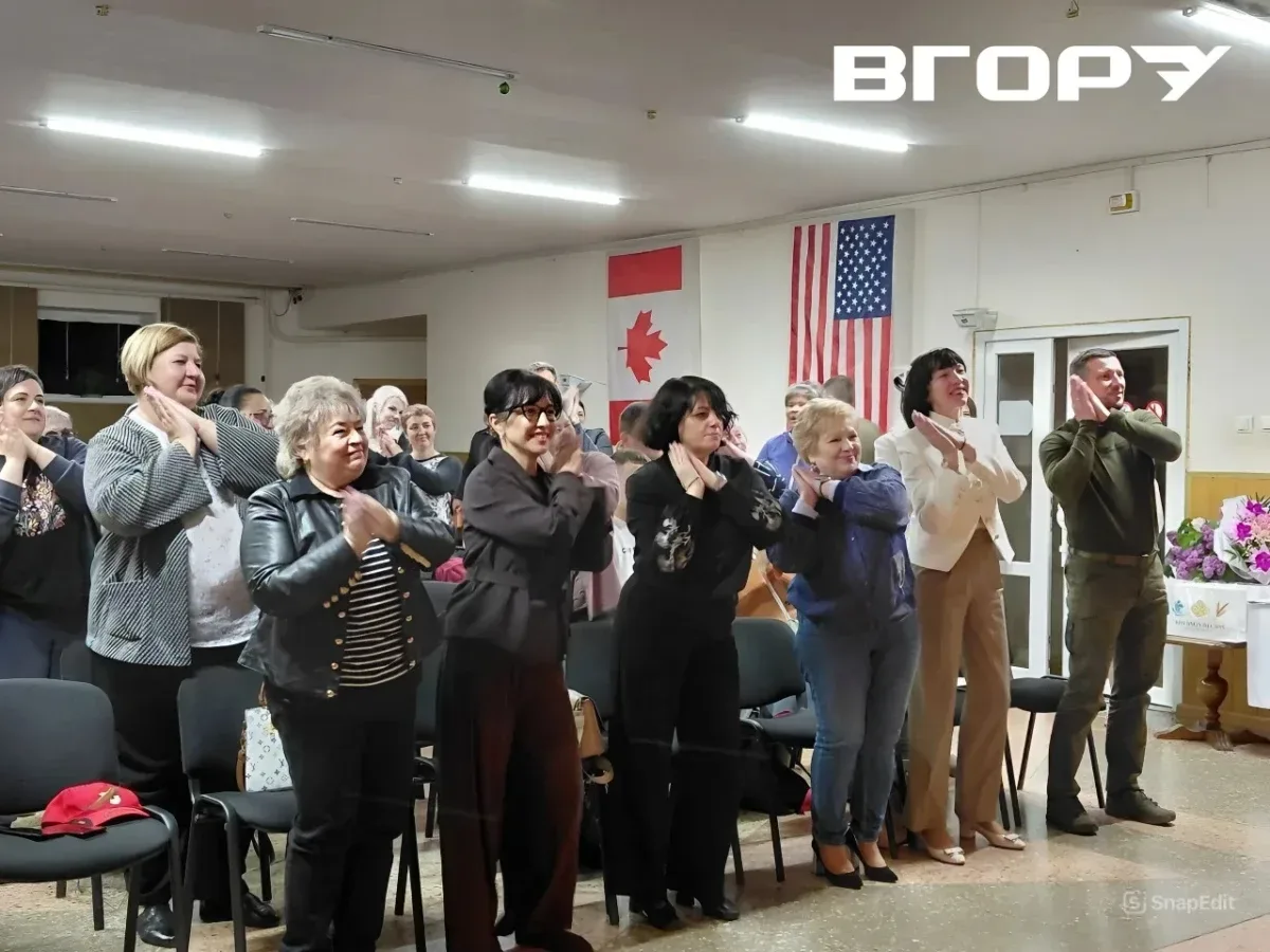 Діти-актори на сцені під час вистави інклюзивного театру в Херсоні, радісна атмосфера 3