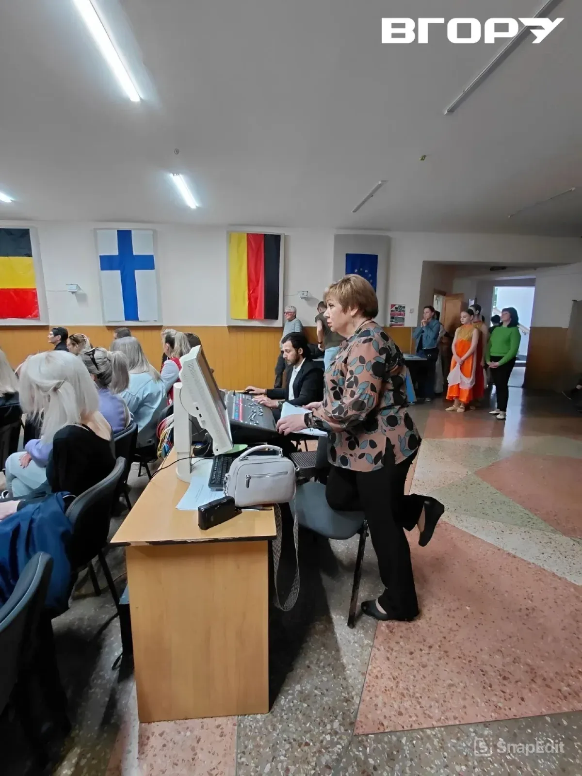 Діти-актори на сцені під час вистави інклюзивного театру в Херсоні, радісна атмосфера 4