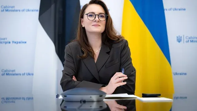 Кабмін дозволив виїзд за кордон всім жінкам без винятків
