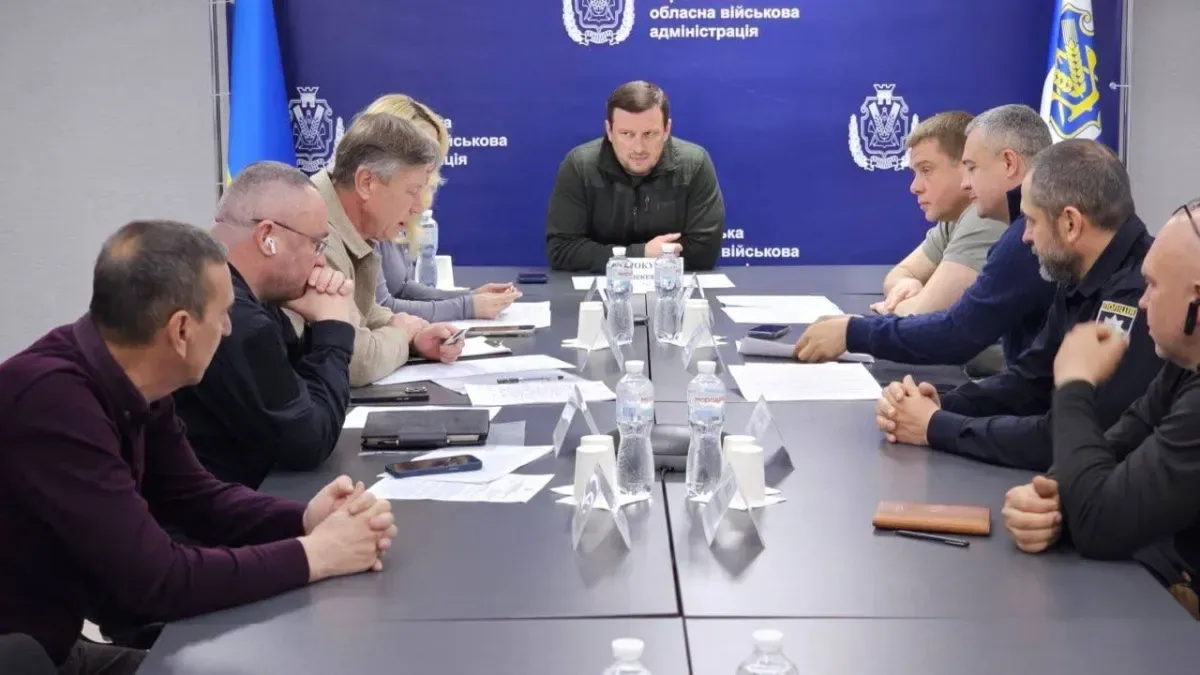 Нарада в Херсонській ОВА щодо корегування роботи громадського транспорту через посилення дронових атак 2