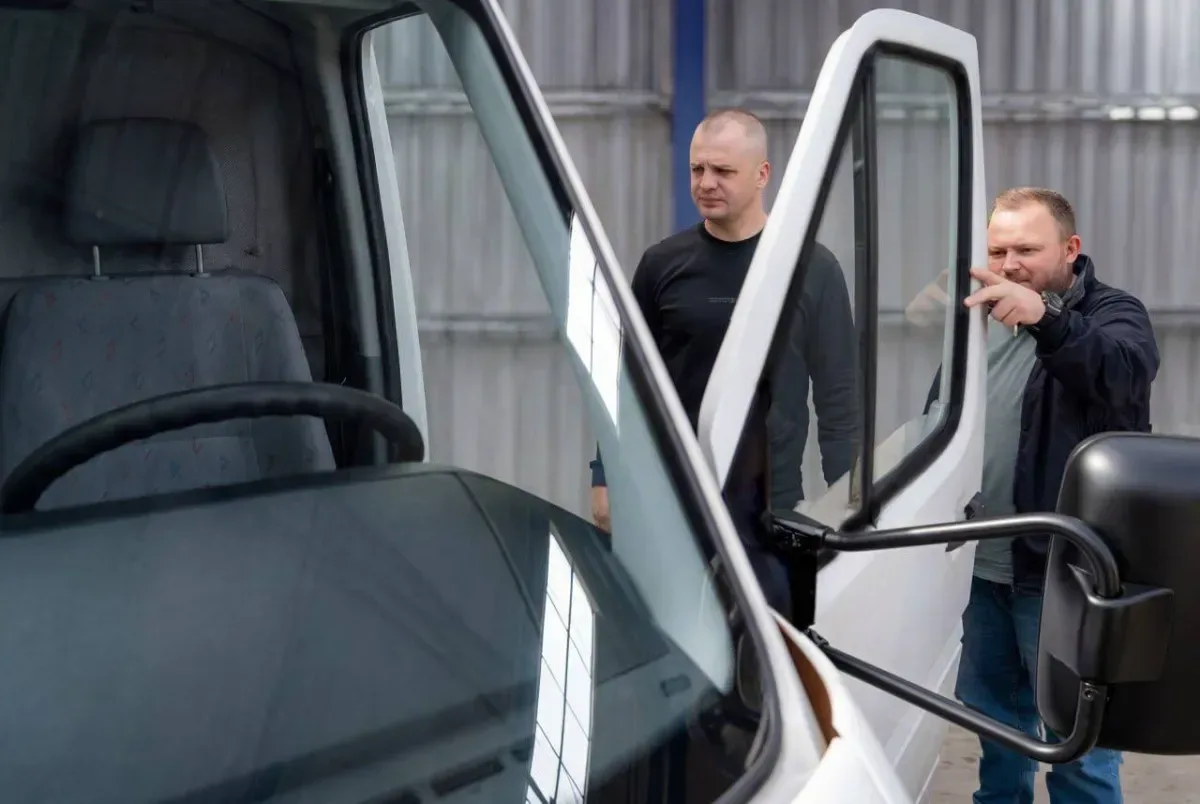 Херсонська міська військова адміністрація приймає автомобіль Volkswagen LT та дизельний генератор від фінського міста Вааса 1