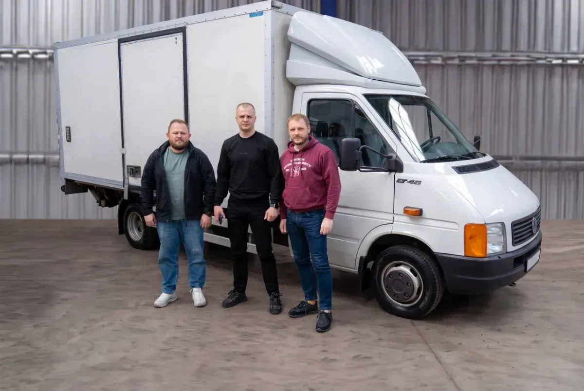 Херсонська міська військова адміністрація приймає автомобіль Volkswagen LT та дизельний генератор від фінського міста Вааса 2