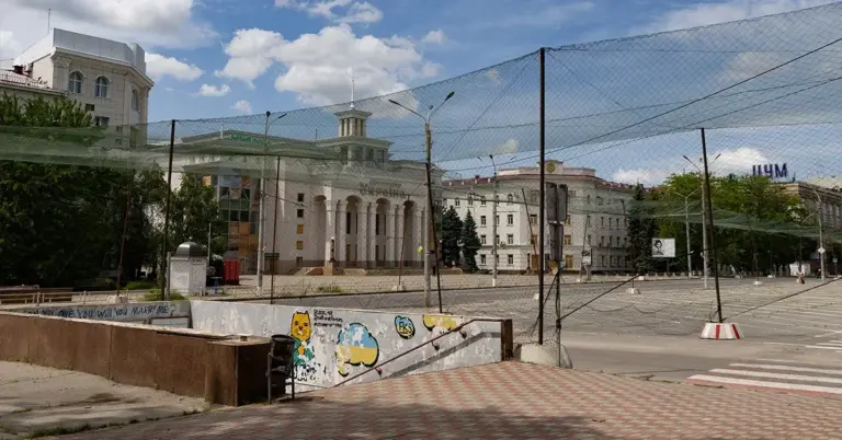 Пошкоджені будинки в Херсоні після обстрілів російськими військами
