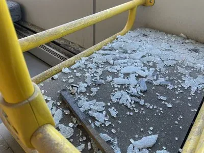 Тролейбус у Херсоні, рух якого тимчасово зупинено через обстріли та дронові атаки російських військ 6