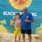 Херсонські спортсмени Назарій Чапурін і Надір-хан Мусаєв з медалями на Чемпіонаті Європи з пляжної боротьби.