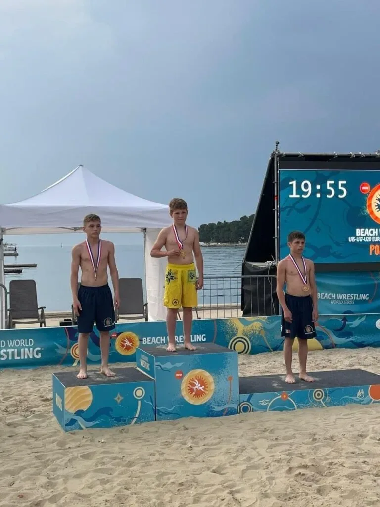 Херсонські спортсмени Назарій Чапурін і Надір-хан Мусаєв з медалями на Чемпіонаті Європи з пляжної боротьби. 1