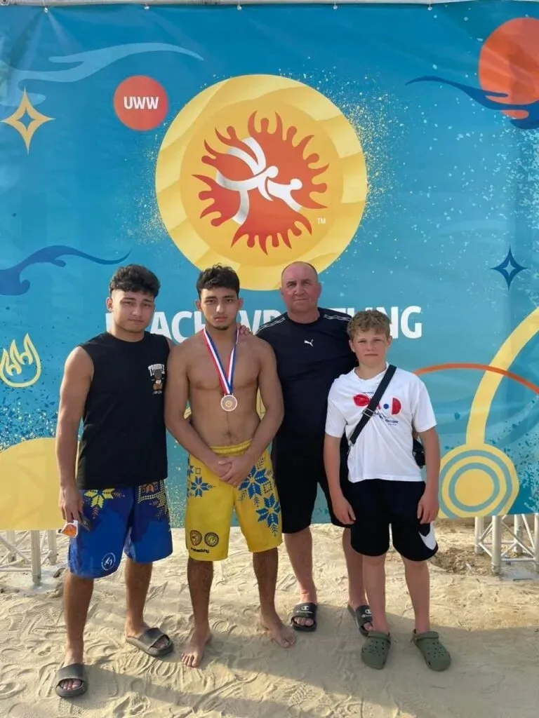 Херсонські спортсмени Назарій Чапурін і Надір-хан Мусаєв з медалями на Чемпіонаті Європи з пляжної боротьби. 2