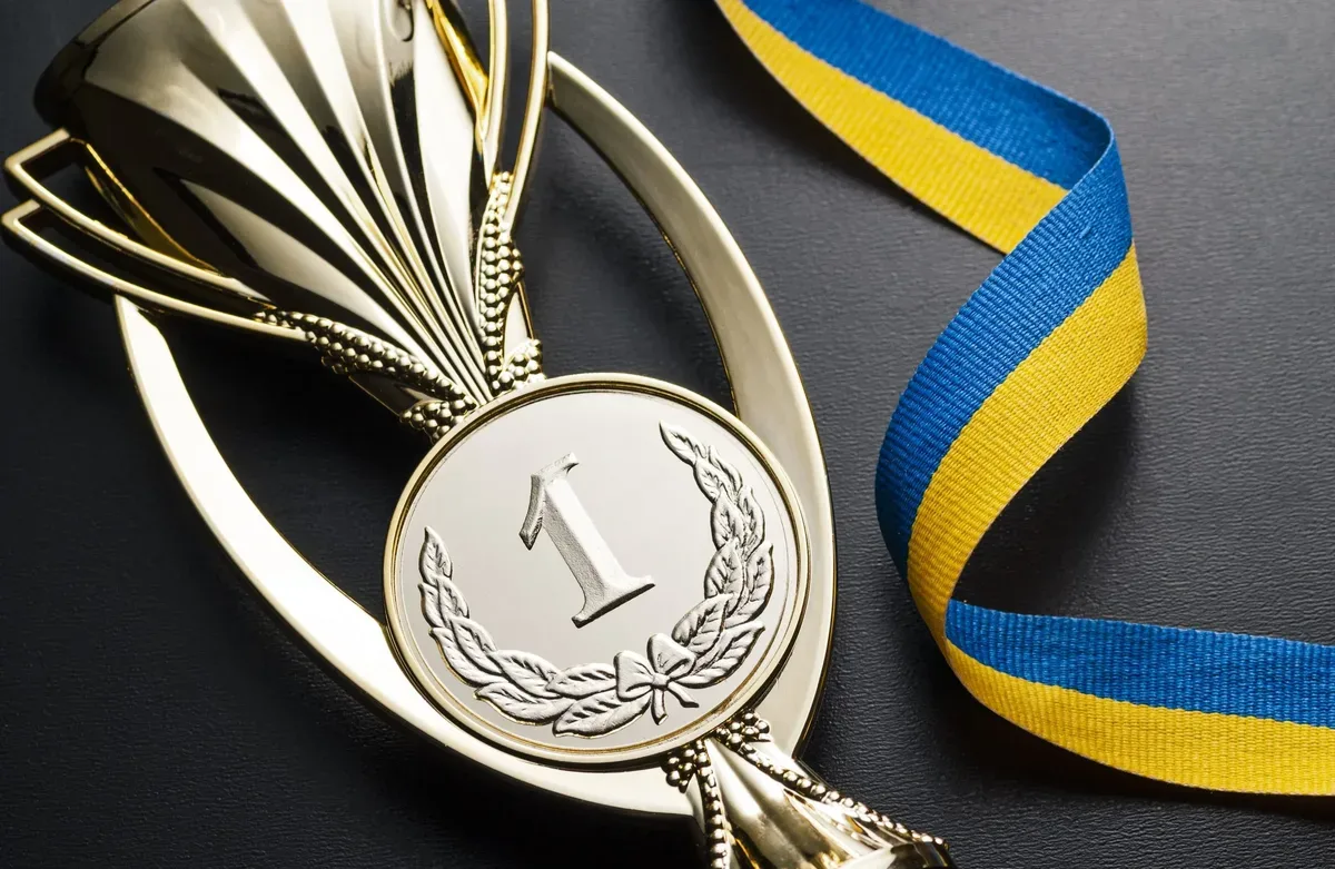 Херсонські спортсмени Назарій Чапурін і Надір-хан Мусаєв з медалями на Чемпіонаті Європи з пляжної боротьби. 4