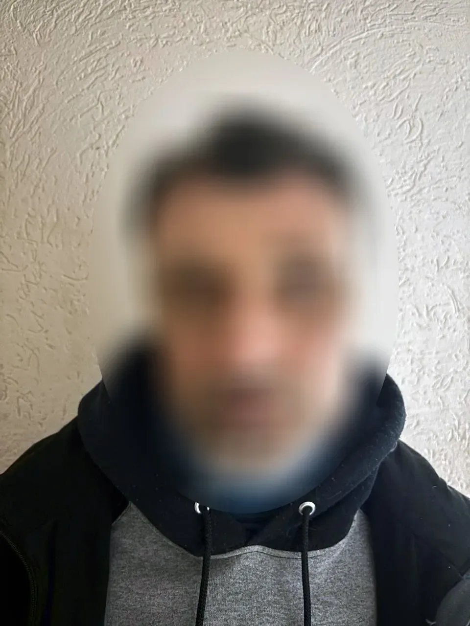 Поліція Херсона розслідує інцидент, де чоловік ножем поранив рідного брата під час побутової сварки. 1