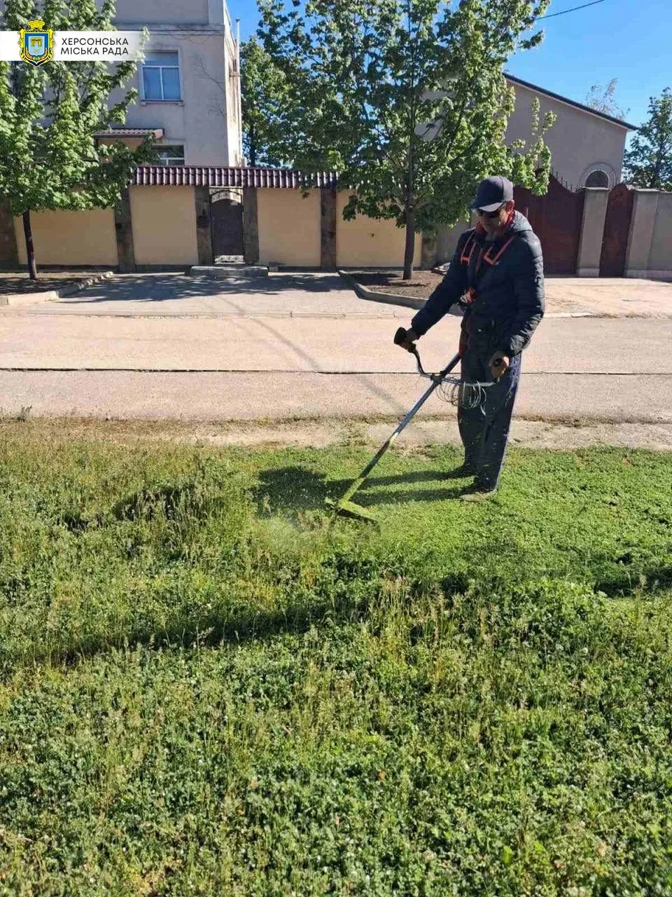 Працівники КП "Херсонміськсвітло" відновлюють лінії електропередач та міську інфраструктуру в Херсоні після обстрілів. 1