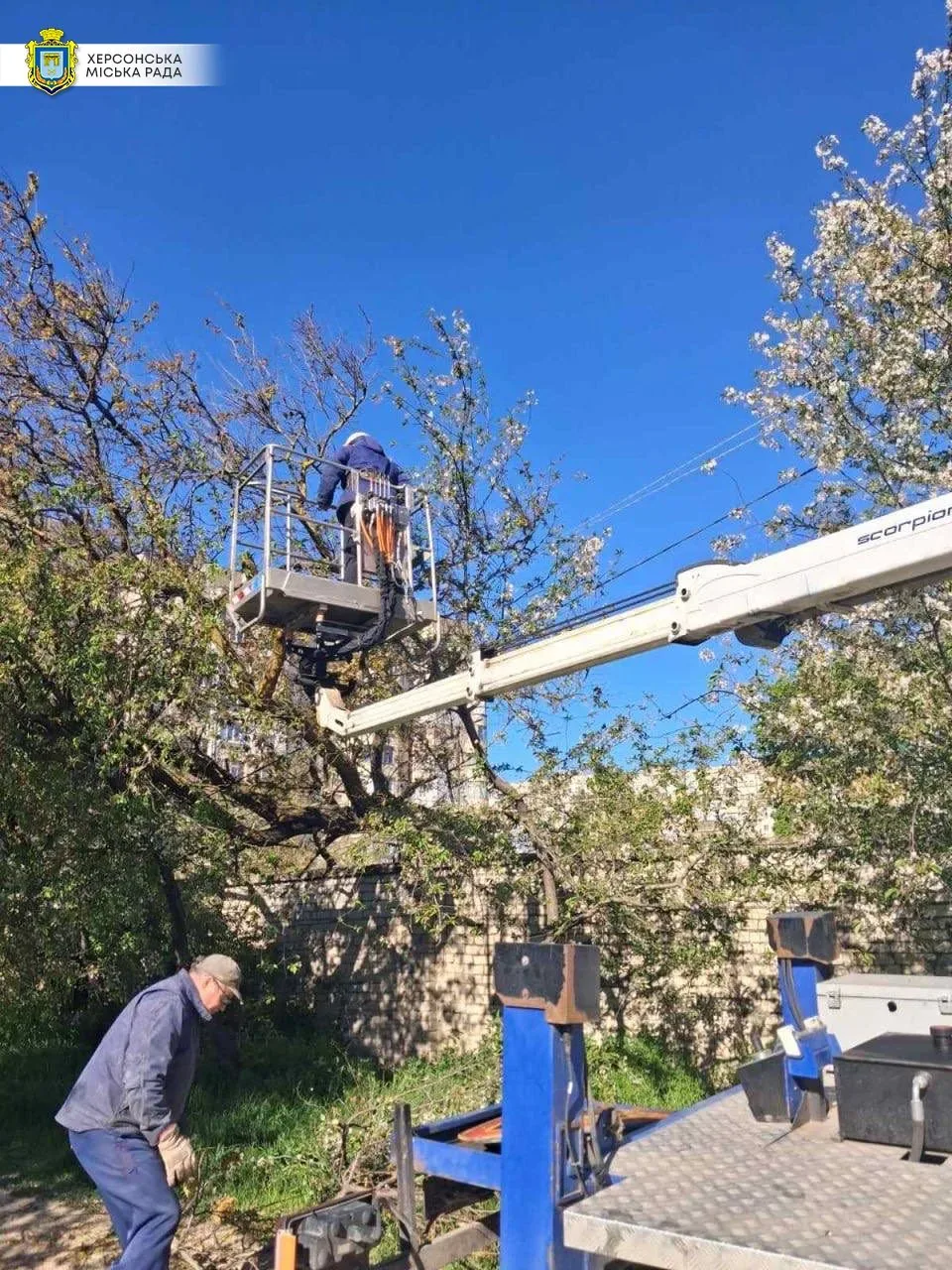 Працівники КП "Херсонміськсвітло" відновлюють лінії електропередач та міську інфраструктуру в Херсоні після обстрілів. 3