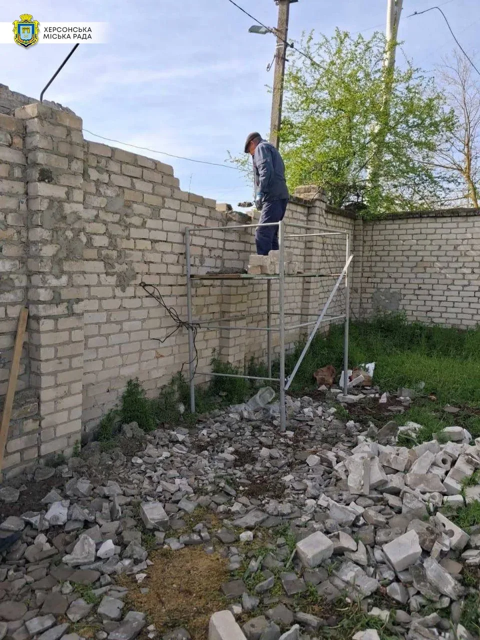Працівники КП "Херсонміськсвітло" відновлюють лінії електропередач та міську інфраструктуру в Херсоні після обстрілів. 4