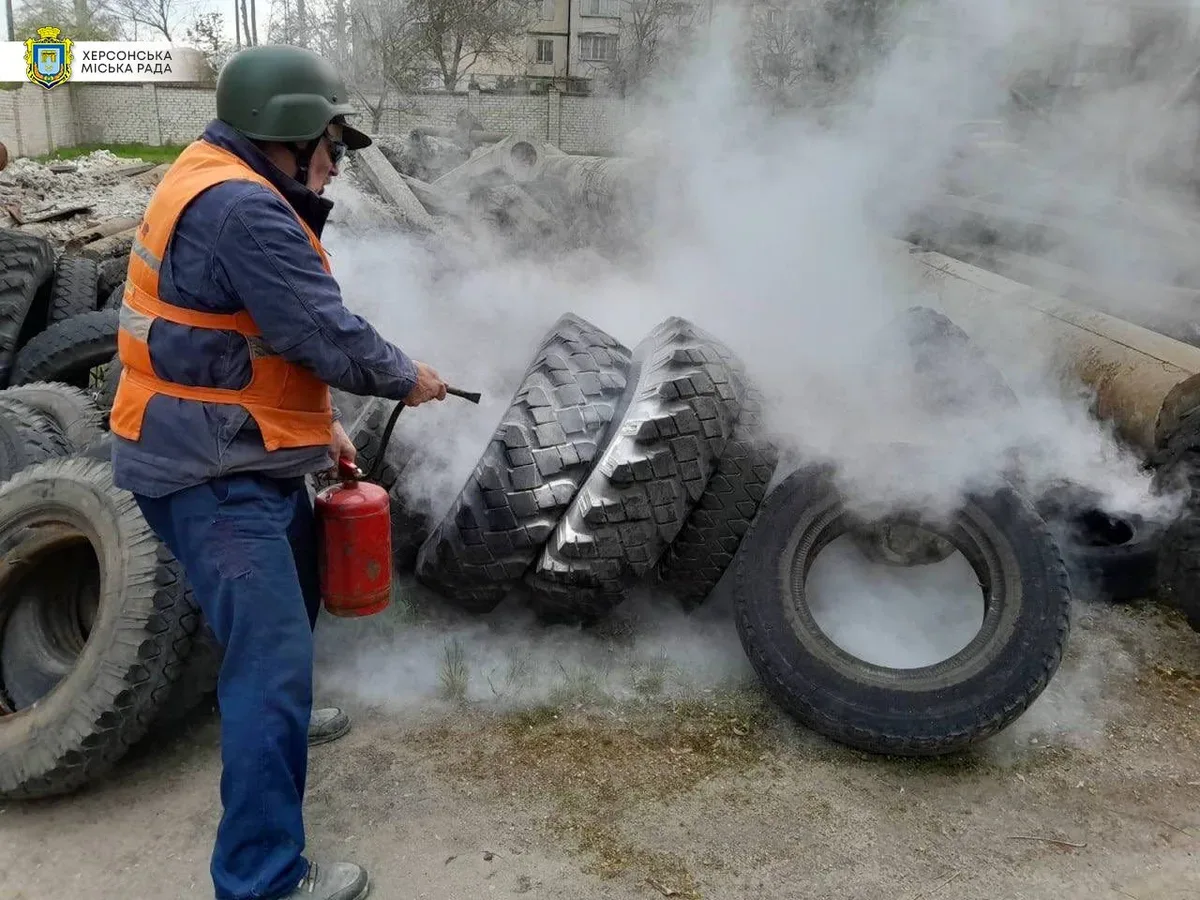 Працівники КП "Херсонміськсвітло" відновлюють лінії електропередач та міську інфраструктуру в Херсоні після обстрілів. 5