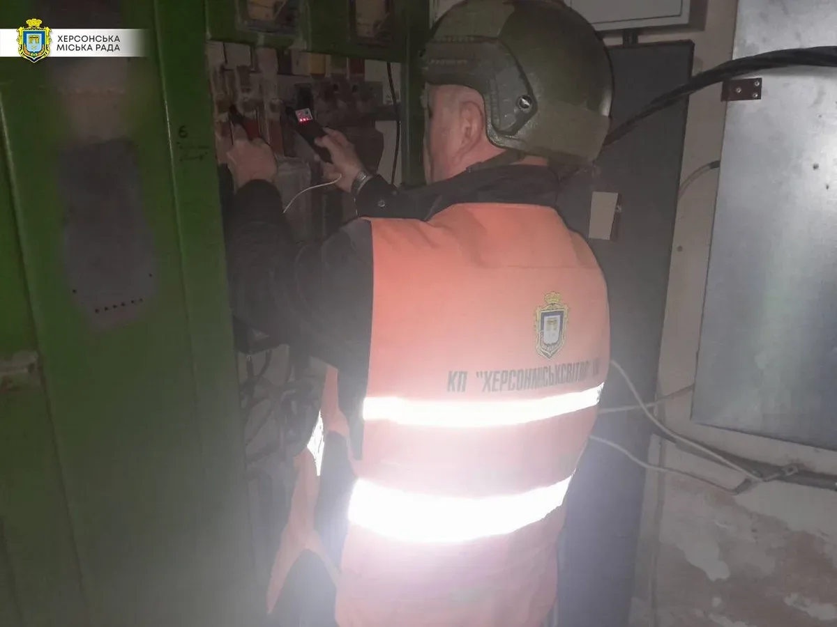 Працівники КП "Херсонміськсвітло" відновлюють лінії електропередач та міську інфраструктуру в Херсоні після обстрілів. 6