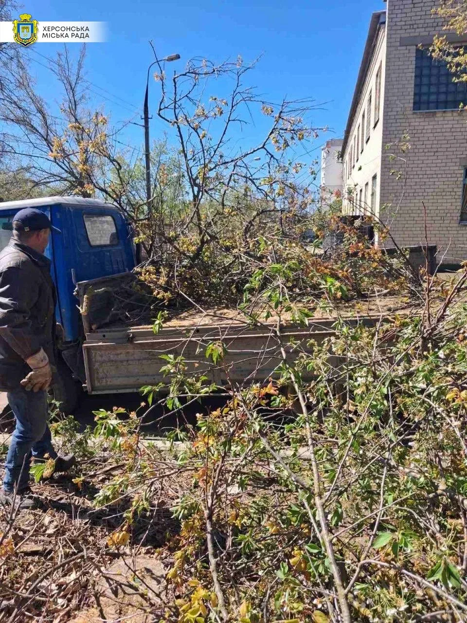 Працівники КП "Херсонміськсвітло" відновлюють лінії електропередач та міську інфраструктуру в Херсоні після обстрілів. 7