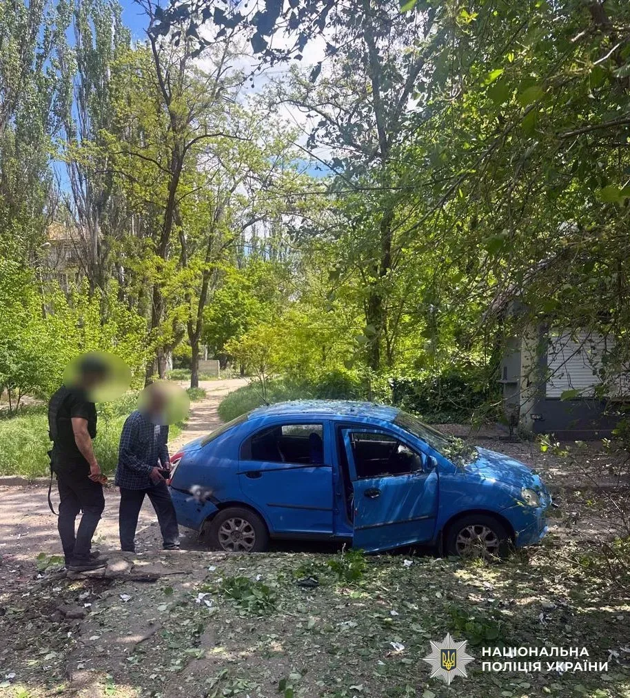 Наслідки російських обстрілів на Херсонщині: пошкоджені будинки та спецтехніка 1