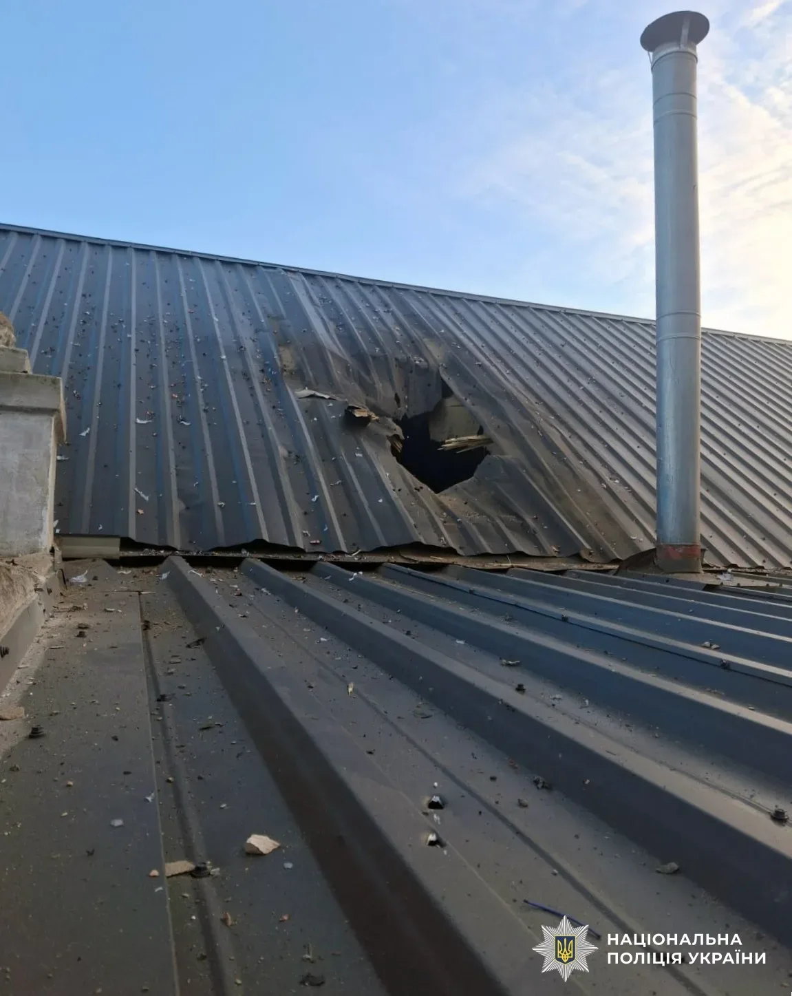 Наслідки російських обстрілів на Херсонщині: пошкоджені будинки та спецтехніка 4