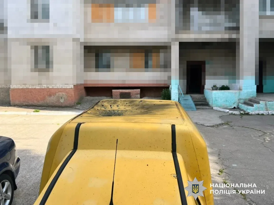 Наслідки російських обстрілів на Херсонщині: пошкоджені будинки та спецтехніка 5