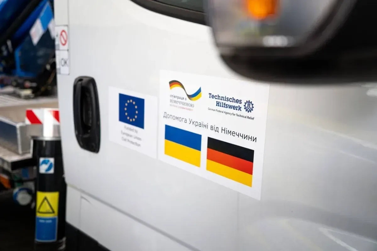 Автовишка IVECO Daily, яку Херсон отримав від німецьких партнерів THW, стоїть на вулиці міста 1