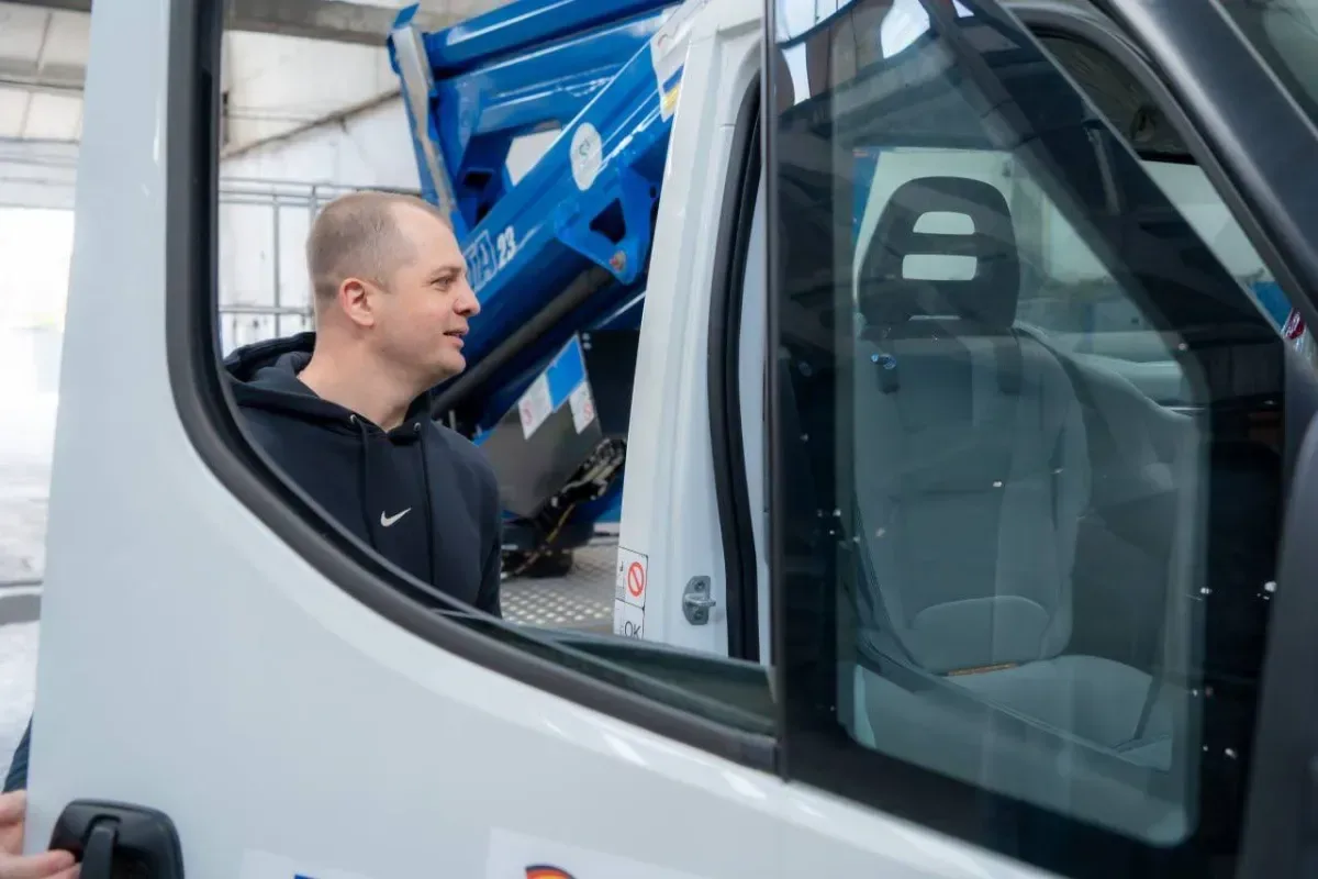 Автовишка IVECO Daily, яку Херсон отримав від німецьких партнерів THW, стоїть на вулиці міста 2