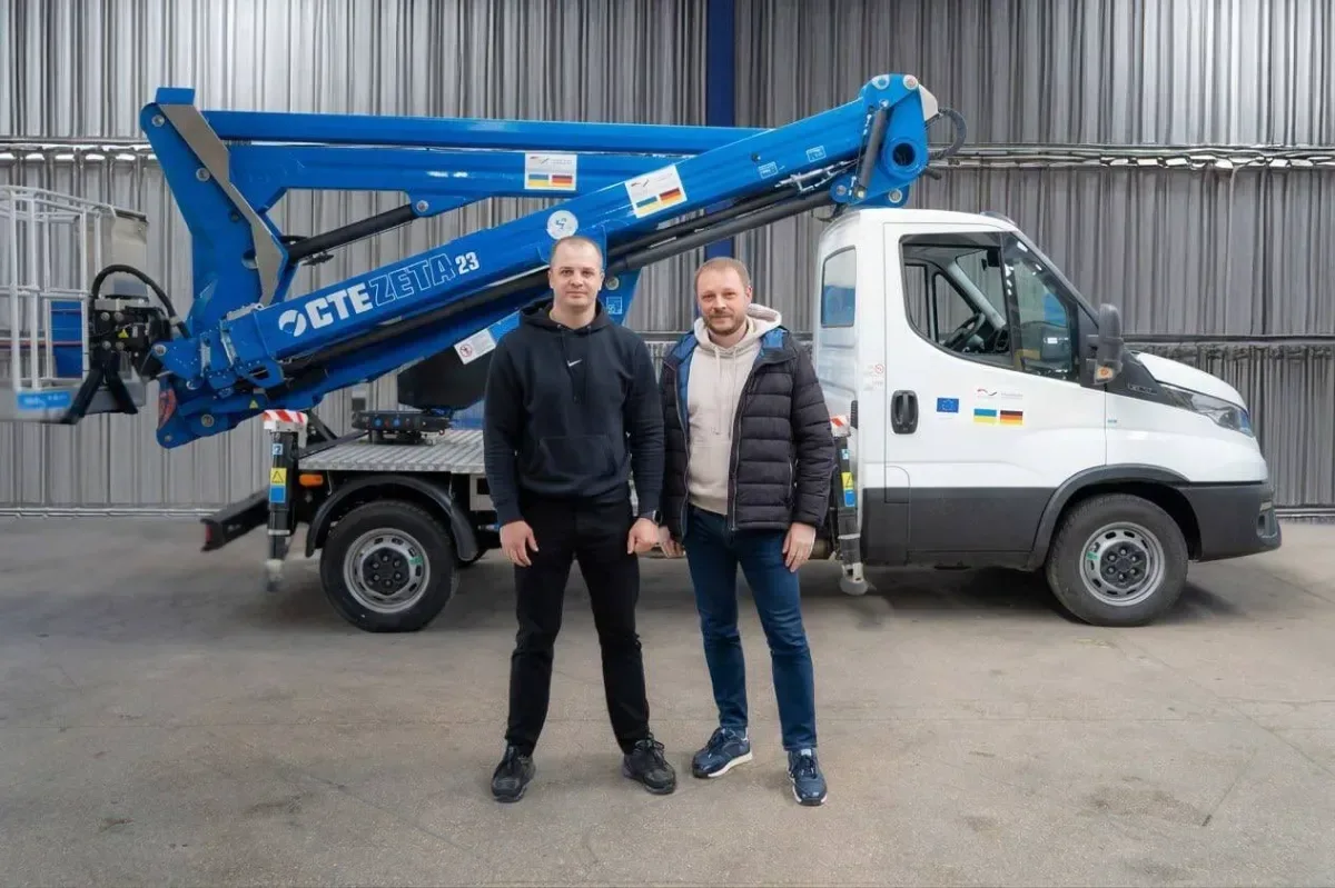 Автовишка IVECO Daily, яку Херсон отримав від німецьких партнерів THW, стоїть на вулиці міста 3