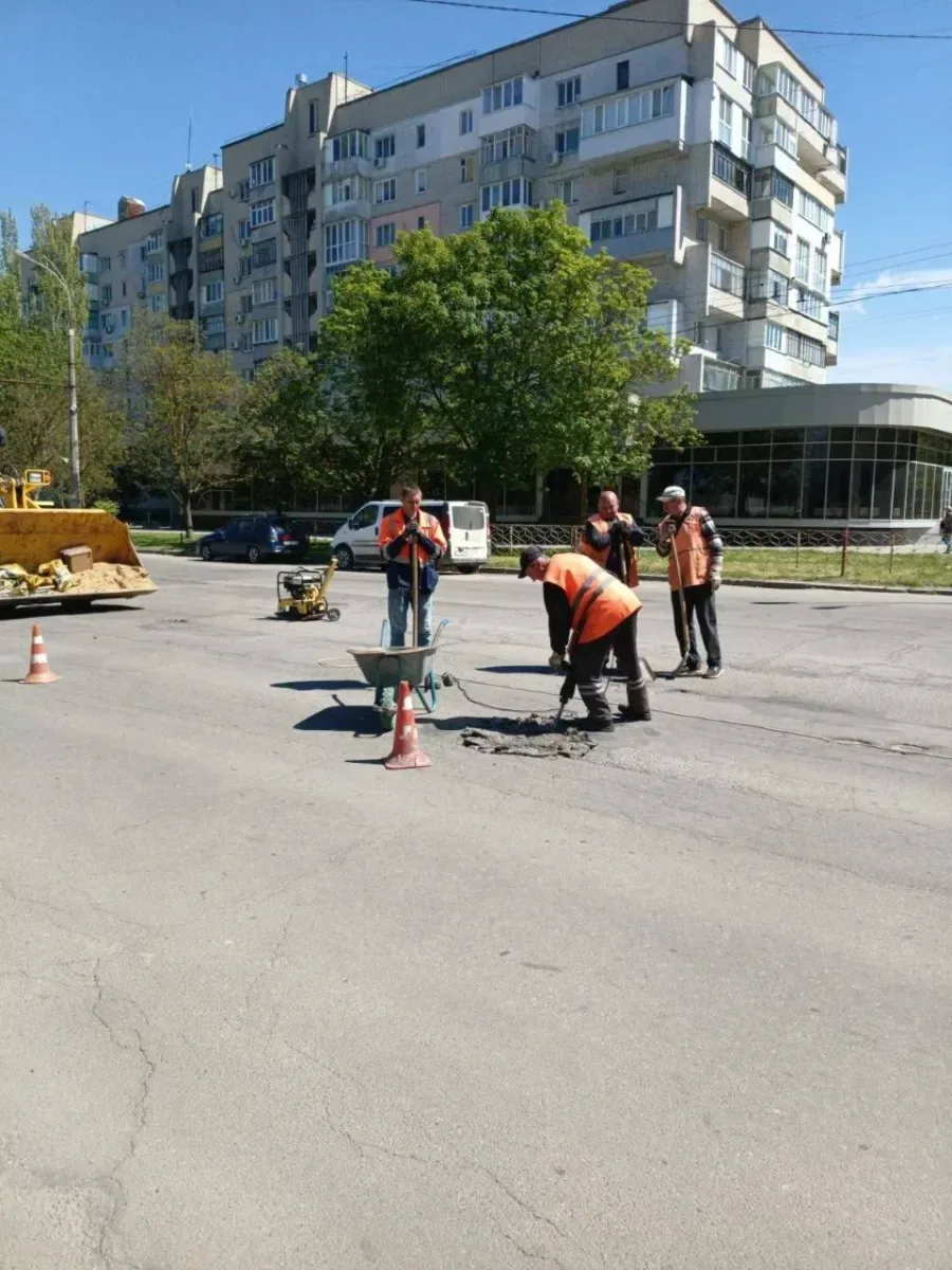 Працівники КП "Міське дорожнє управління" Херсона ремонтують дороги та закладають вікна мішками з піском для захисту. 5